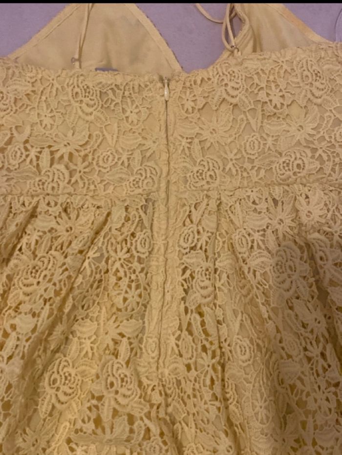 Robe jaune en dentelle - photo numéro 5