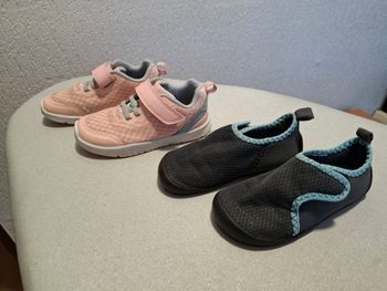 Lot fille Decathlon baskets roses 25 et chaussons bleus scratchs 24 très bon état