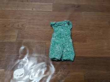 Combinaison short tricot pour poupée Barbie