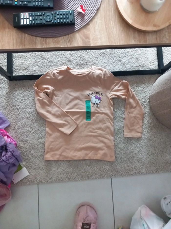 Magnifique t-shirt manches longues hello kitty 6/7 ans