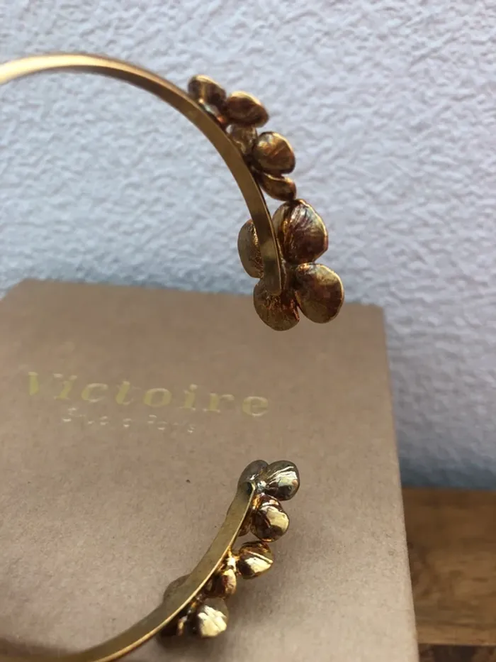 Bracelet jonc doré fleurs - photo numéro 3