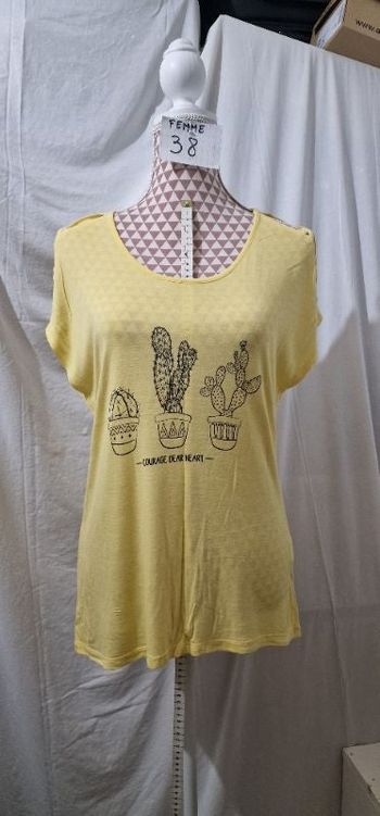 Tee-shirt, jaune, motif noir, en très très bon état, en viscose, longueur 63cm