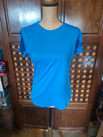 Tee-shirt bleu M €