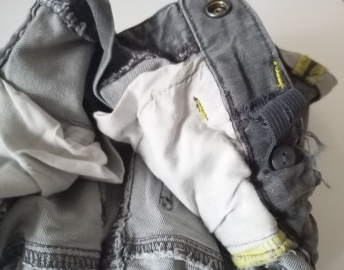 Short jean's  noir gris  , ceinture tissu  jaune. 5 ans . Poches . Revers . Très bon état. - photo numéro 8