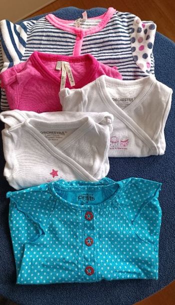 Lot 3 bodies + 1 pyjama + 1 barboteuse, 1 mois