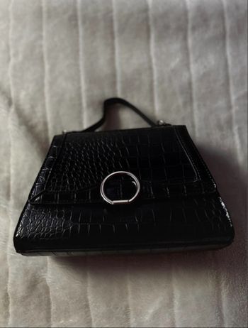 Sac noir effet crocodile et bandoulière