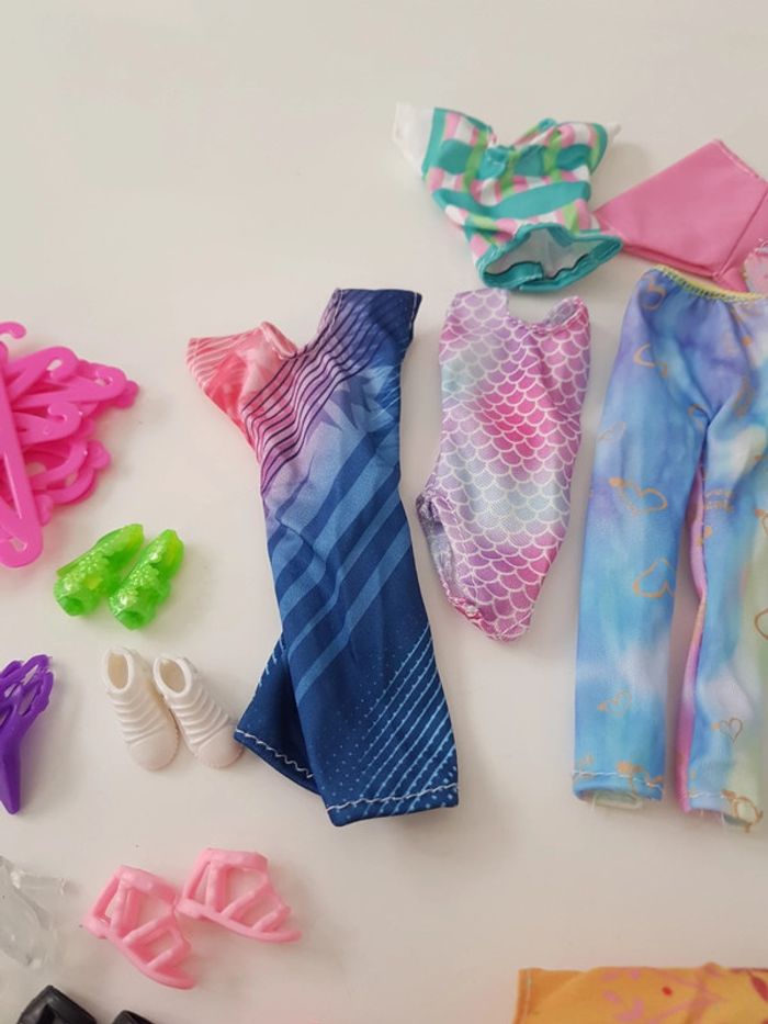 Lot vêtements et chaussures Barbie - photo numéro 3