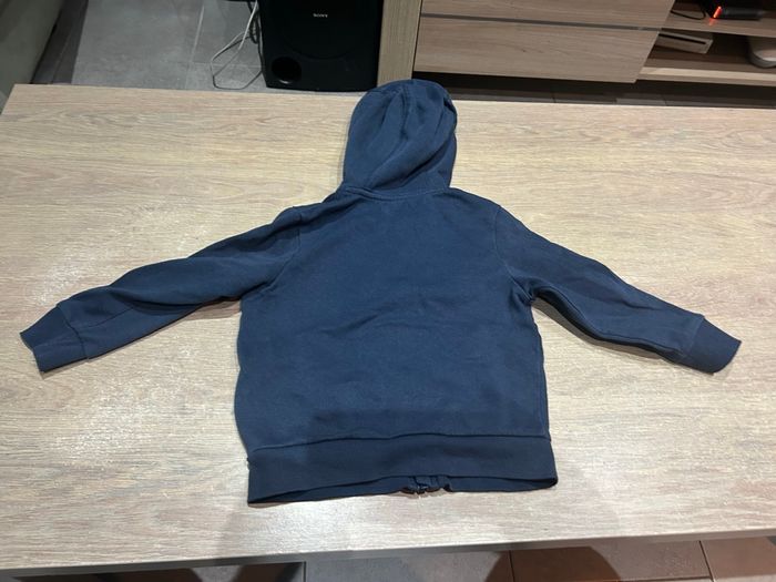 Veste à capuche et à zip bleu marine