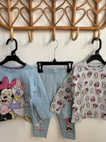 Lot pyjama 2 pièces + t-shirt supplémentaire Minnie Daisy Disney 18-24 mois