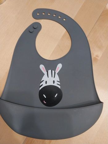 Bavoir en silicone avec récupérateur gris zèbre