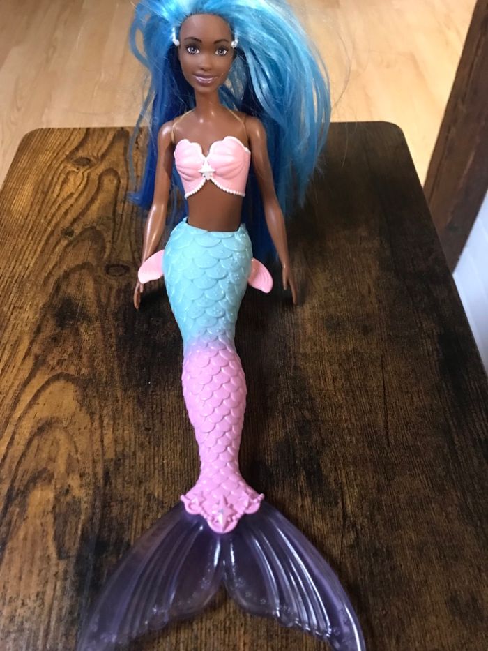 Barbie sirène métisse Mattel 2021