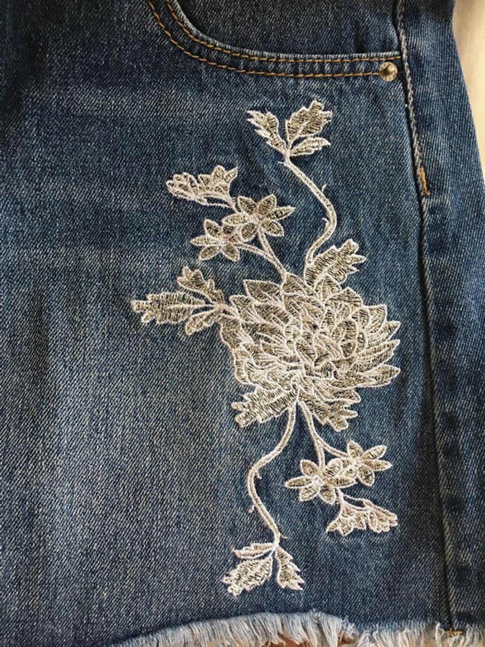 Mini jupe en jean broderie anglaise Glamorous - photo numéro 3