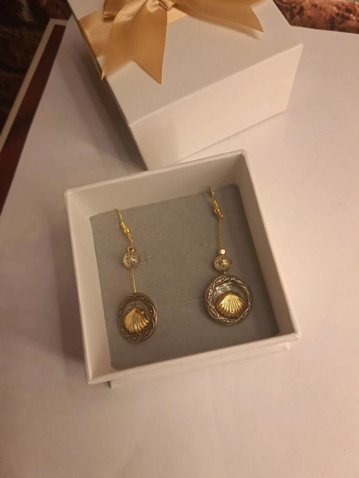 Boucles d'oreilles pendante en résine coquillages doré - photo numéro 9