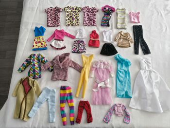 Lot vêtements barbie