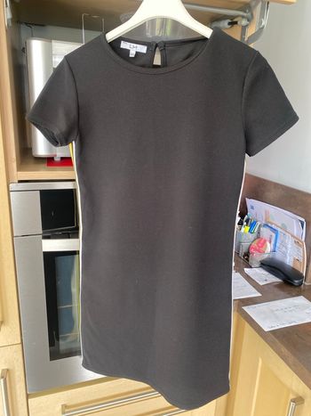 Robe fille, 14 ans noire à bande jaune et blanche la marque la halle aux vêtements