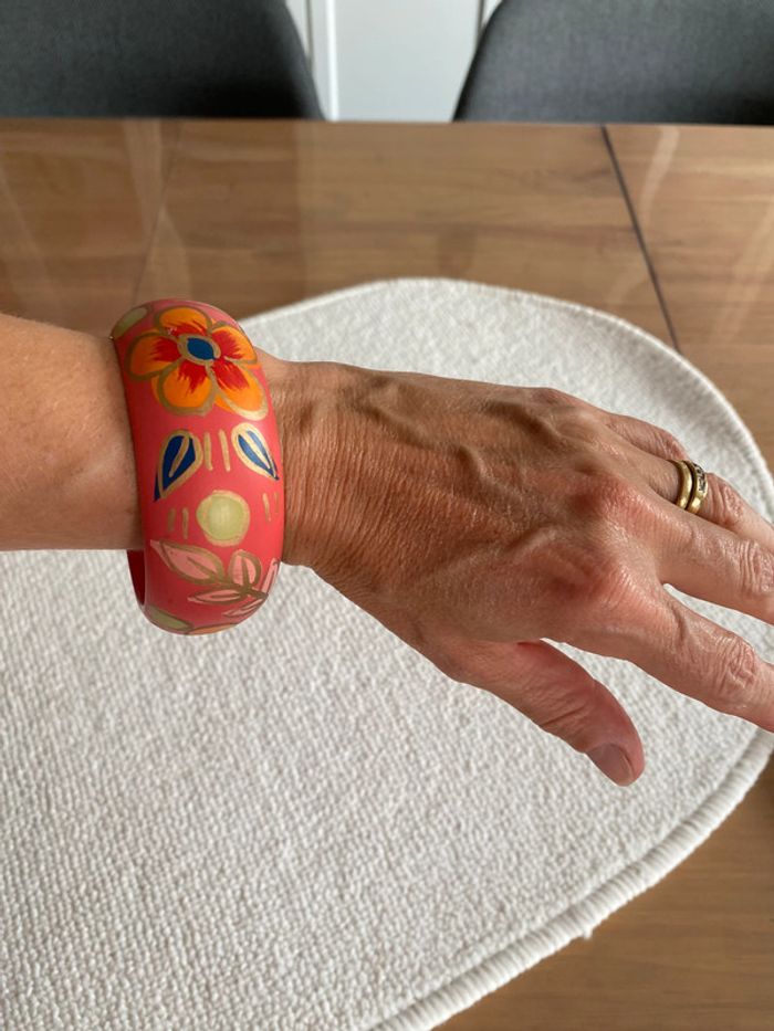 Bracelet jonc manchette en bois rose corail avec motifs fleurs peints à la main - photo numéro 4