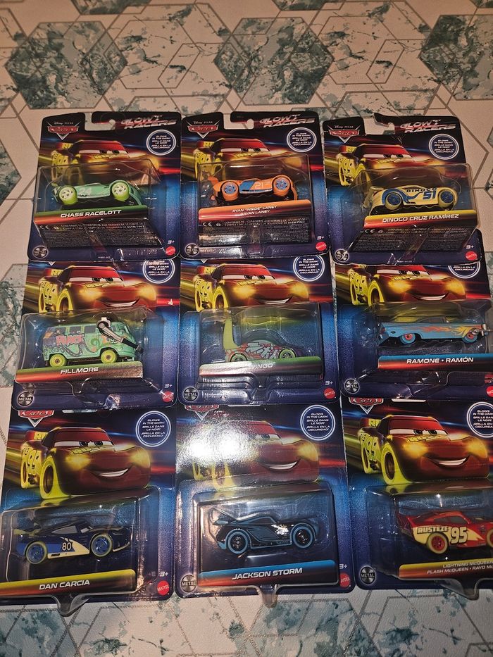 Lot de 9 voitures cars métal Disney Pixar Mattel neuves sous blister série spécial glow 2024 / 2025