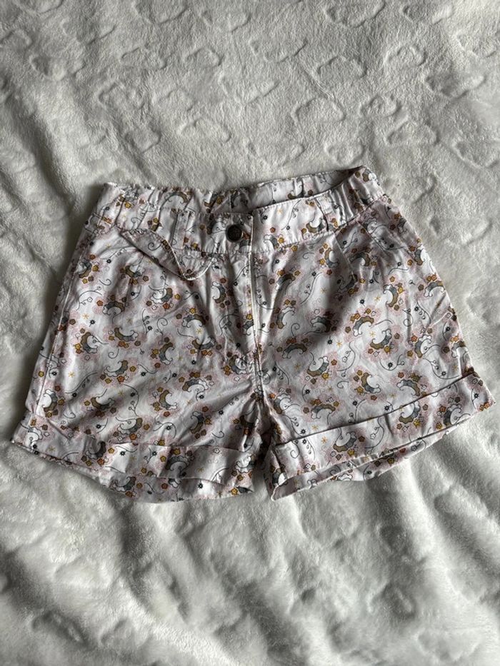 Short fille