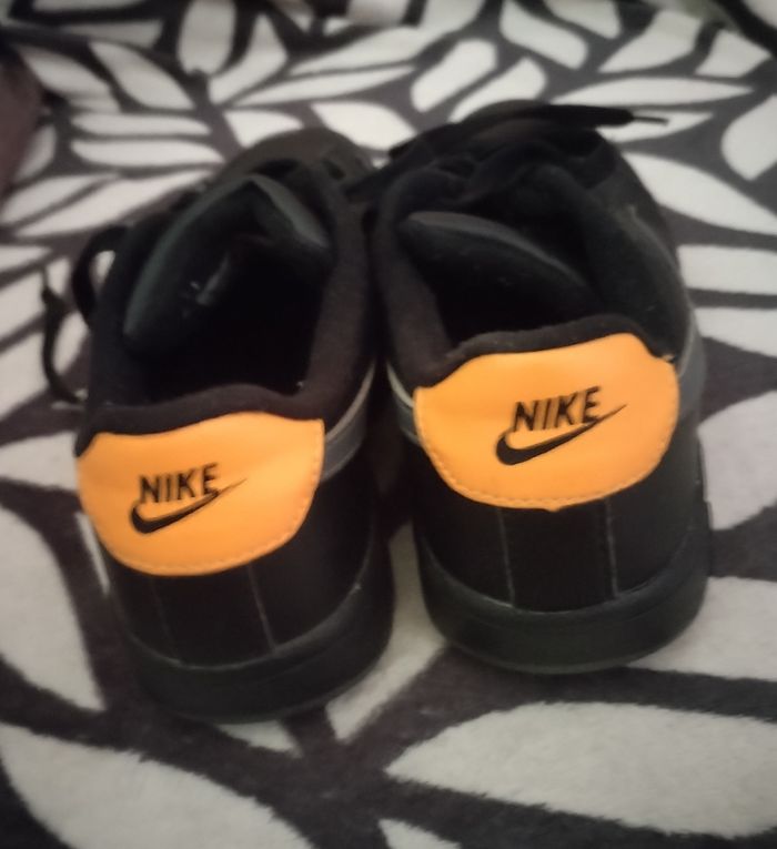 Baskets "Nike" pointure 36 et demi noirtrès peu portées - photo numéro 4