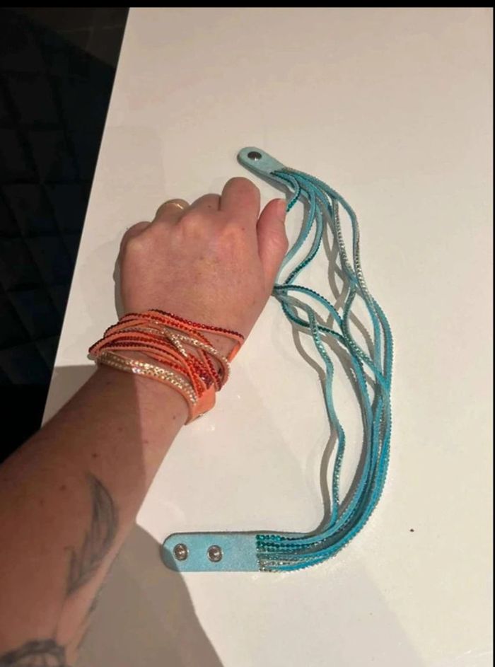 Deux bracelets rouge et bleue