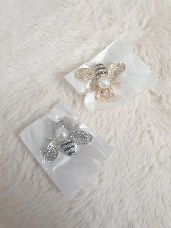 1 broche au choix neuve