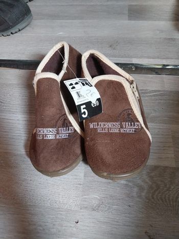 Chaussons neufs 27