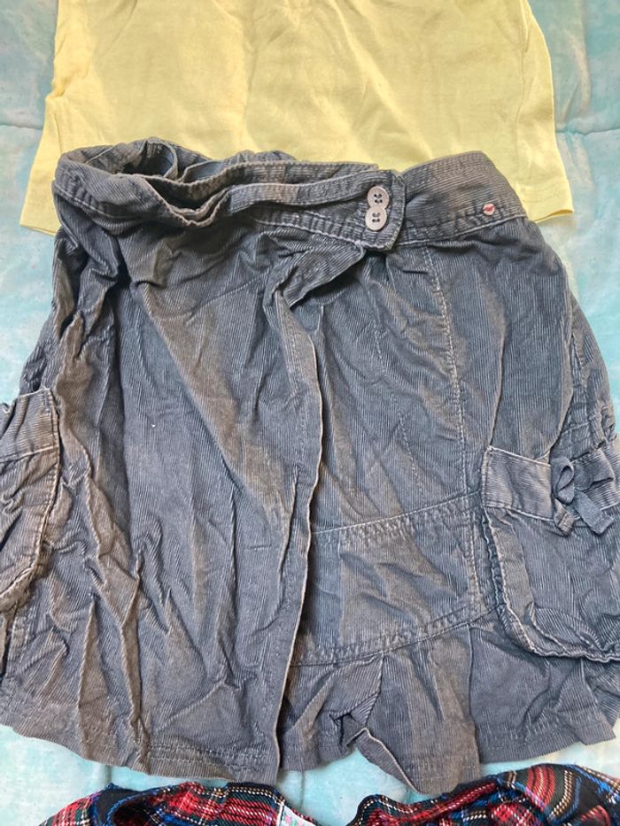 Lot de 2 jupes + 1 tee shirt 6 ans - photo numéro 3
