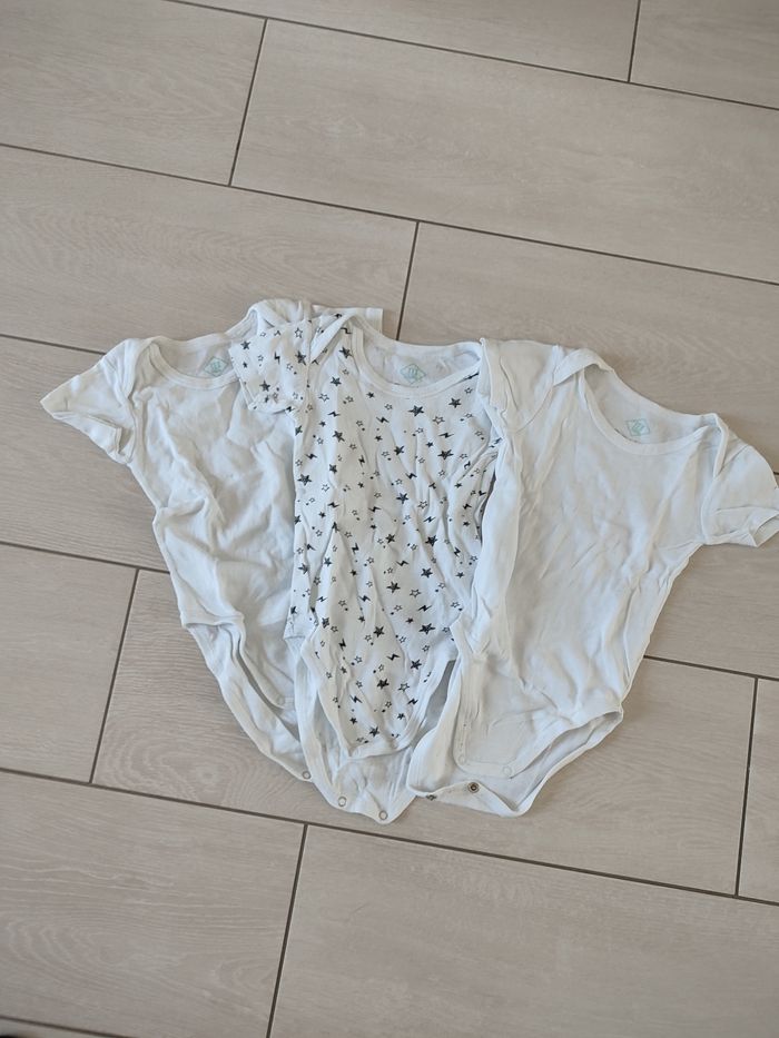 3 bodys manches courtes