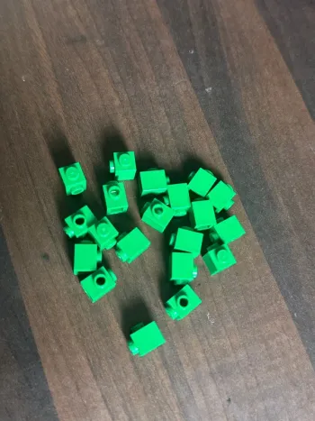 20 Brick Lego , Modified 1 x 1 with Stud on Side ref 87087 Green