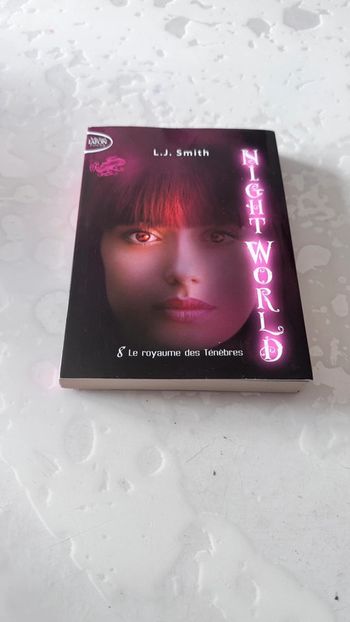 Livre Night World Tome 8 - Le royaume des Ténèbres - L.J. Smith - Très bon état