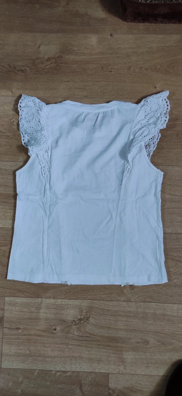 Joli top blanc avec broderie - photo numéro 3