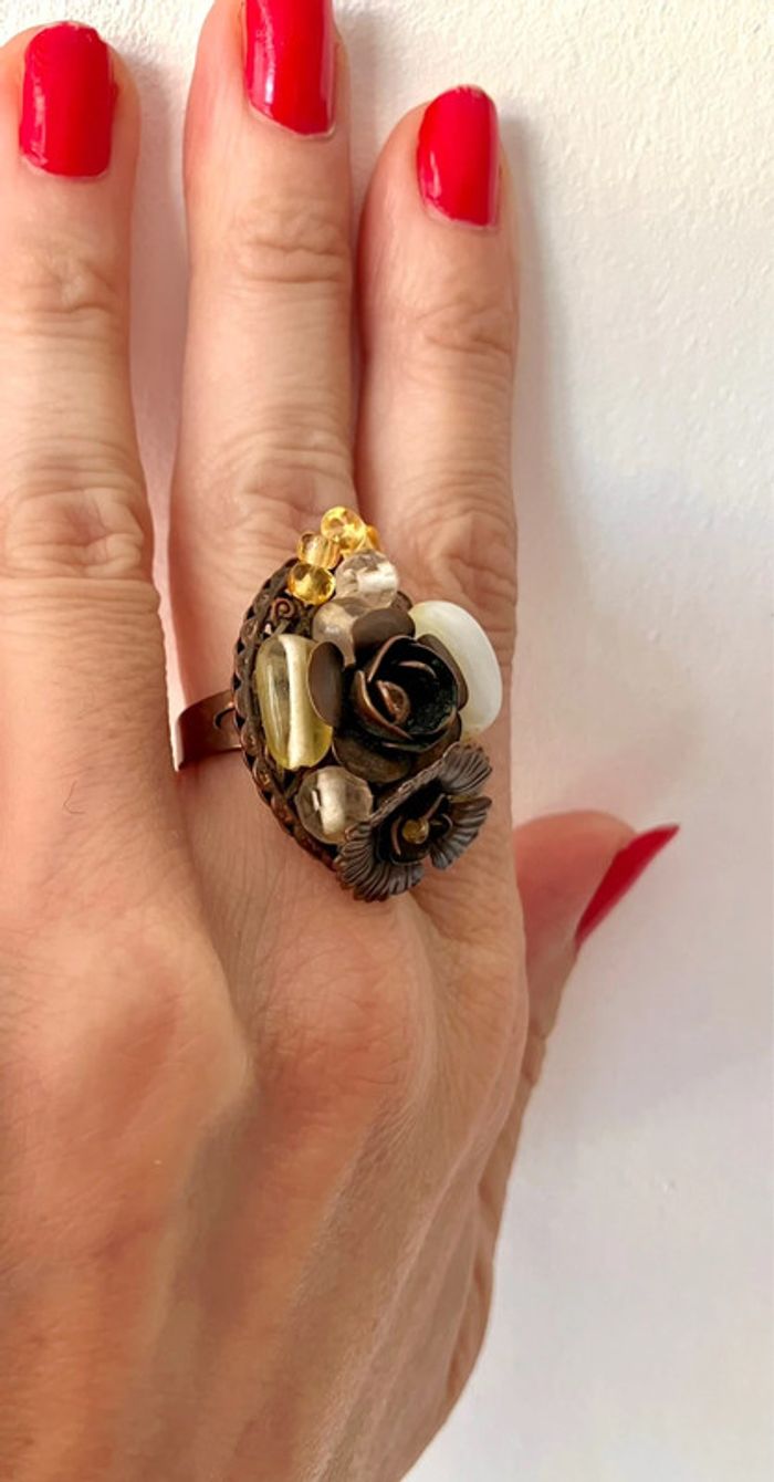 Bague ajustable style baroque avec fleurs, pierres et perles - photo numéro 3