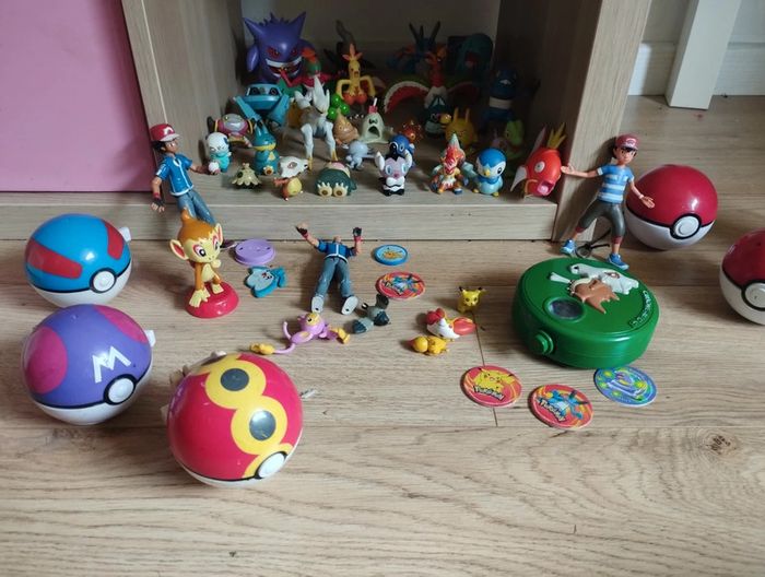 Lot pokémon Bandai et tomy Nintendo officiel