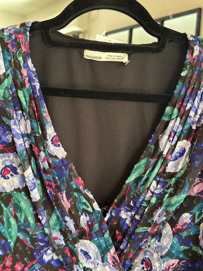 robe courte à motif fleuri aux teintes violet, vert, rose et lila, de la marque Pull & Bear. - photo numéro 2