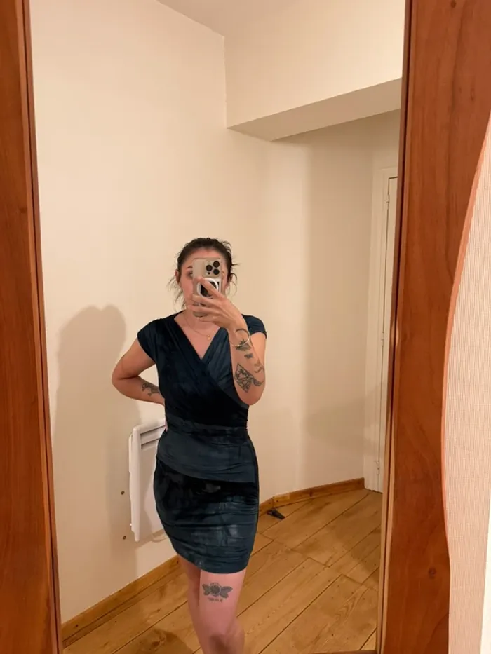 Robe Maje en très bon état bleu marine taille S - photo numéro 2