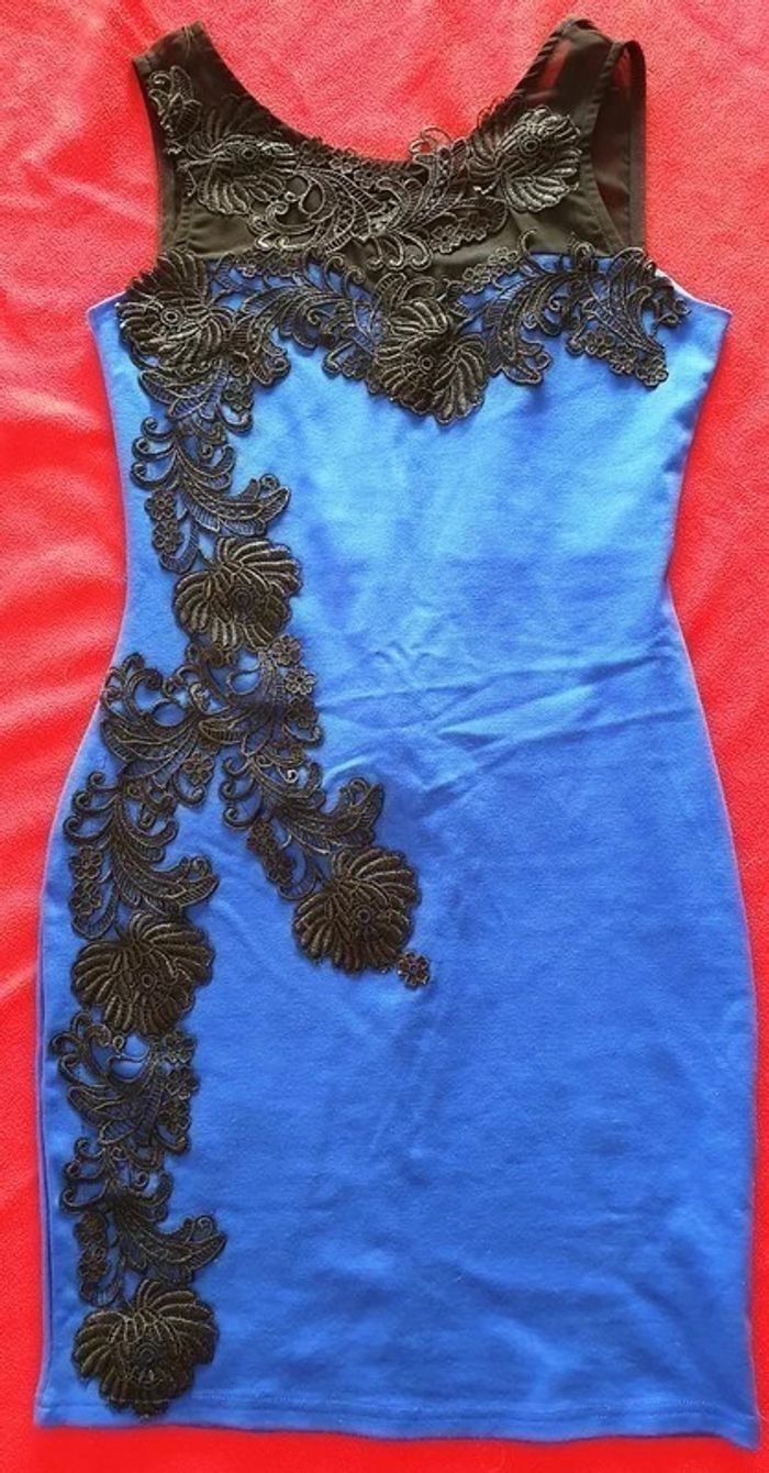 Robe moulante bleu avec broderies noires