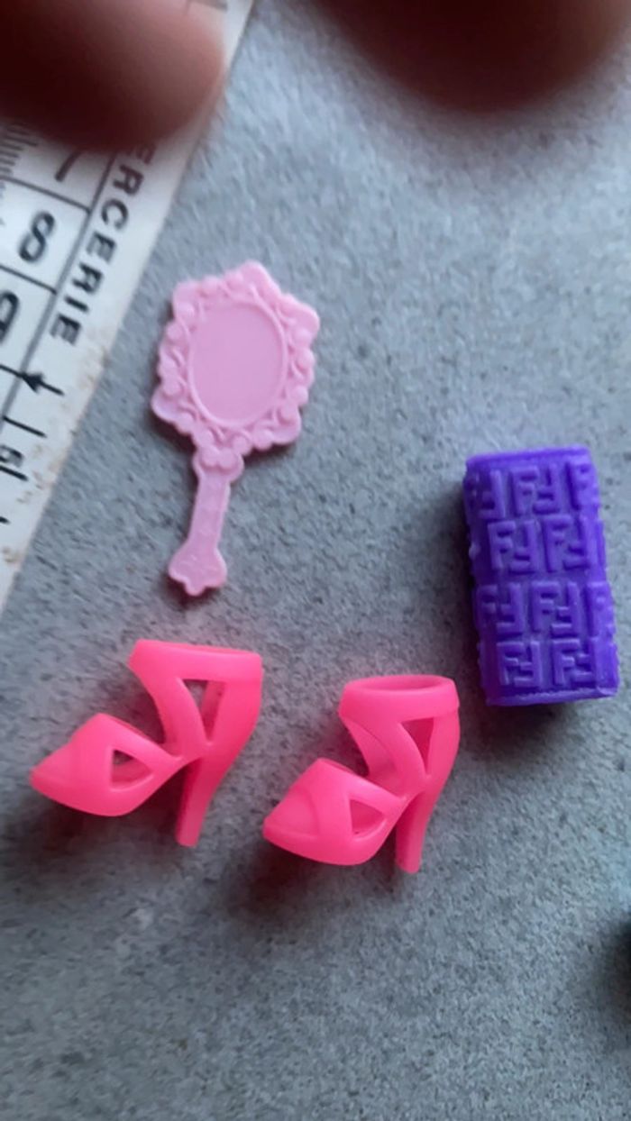 Lot accessoires pour poupée Barbie chaussures gourde collier sac parfum - photo numéro 11