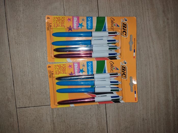 Lot de Stylos 4 couleurs neufs