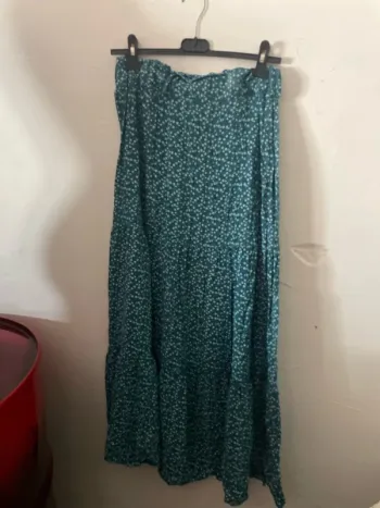 Jupe, longue bleue à fleurs blanche n°492