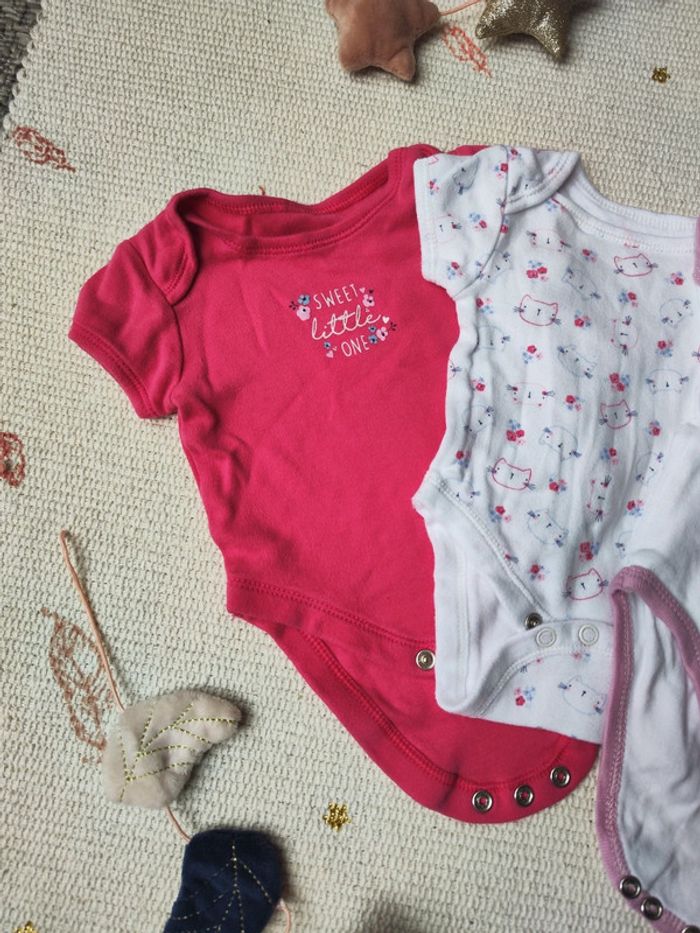 Lot 3 bodys bébé fille – taille 0-3 mois - photo numéro 2