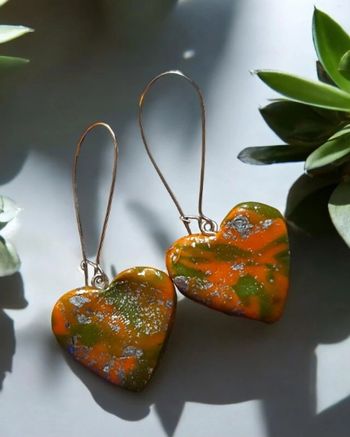 Boucles d'oreilles pendante pâte polymere orange et verte