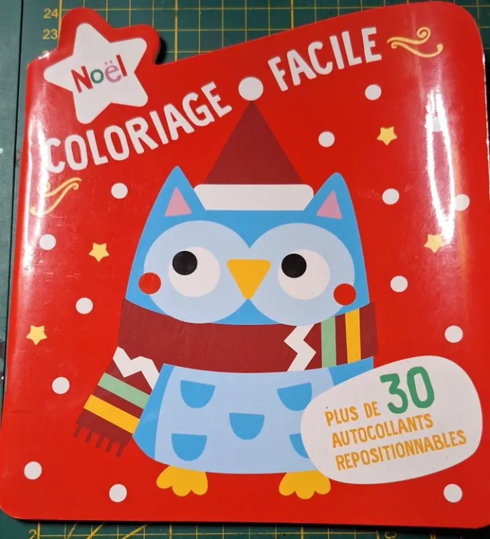 Livre rouge de coloriage neuf