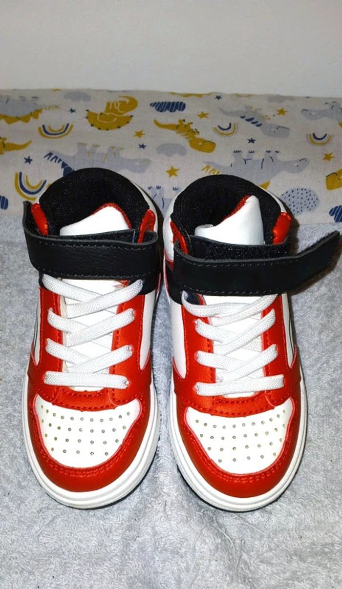 Chaussures Blanche et rouge - photo numéro 2