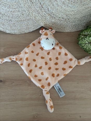 Doudou plat girafe giga saumon marron carréblanc  carré blanc