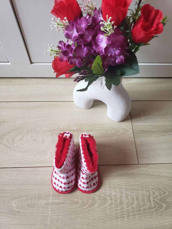 Chaussures 🎀 Primark disney 6-9 mois 2€ - photo numéro 2