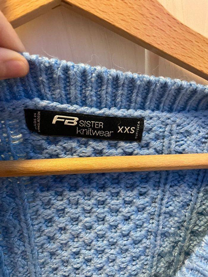 Pull bleu en V - photo numéro 3