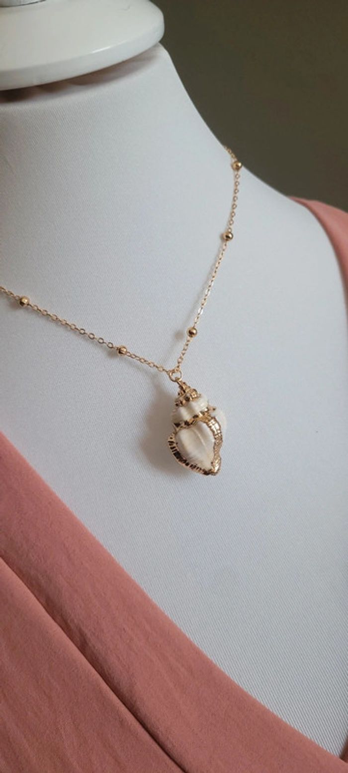 Joli collier coquillage blanc et doré - photo numéro 3