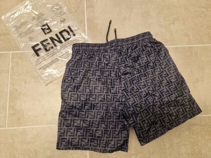 Short de bain Fendi  taille  L sur l'étiquette Mais taille plutôt M NEUF - photo numéro 2