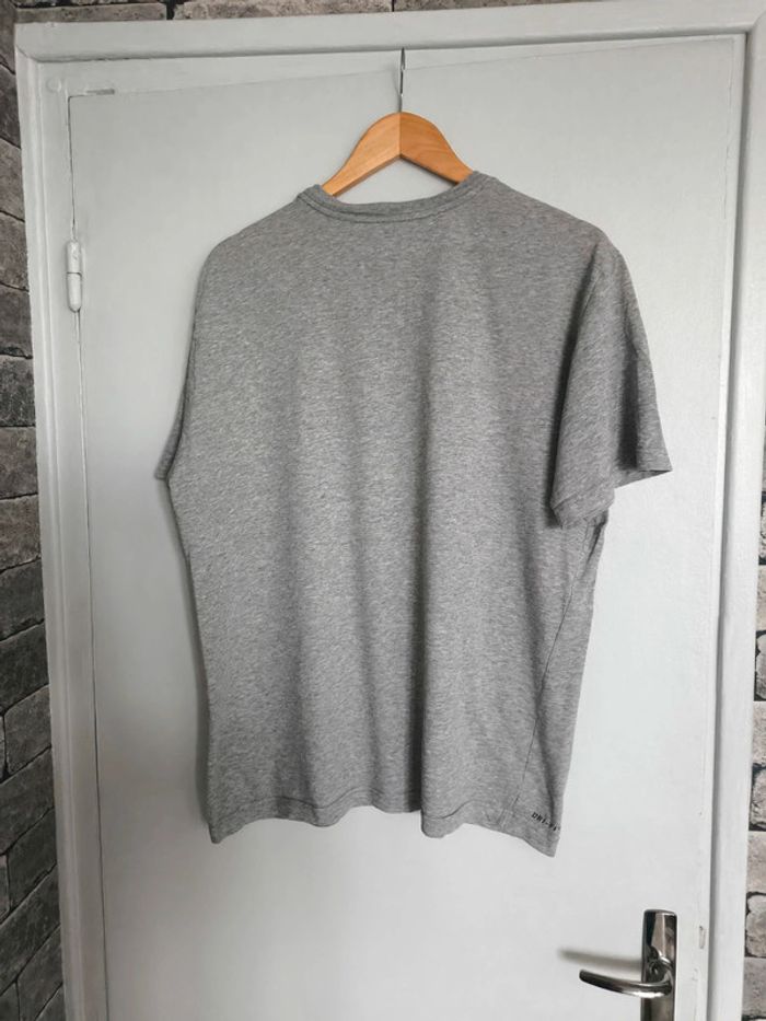Tee shirt gris Nike taille M - photo numéro 3