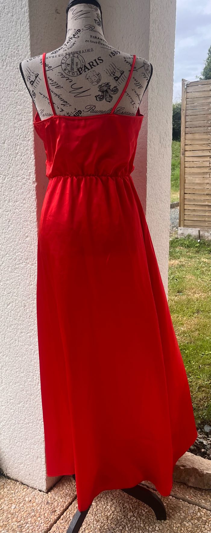 Robe rouge satinée chic - photo numéro 2